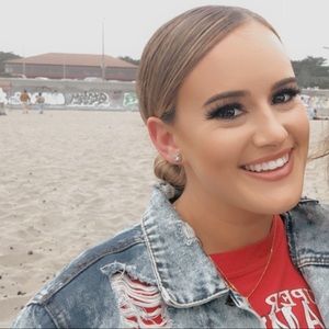 Meet your Posher, Alexandra